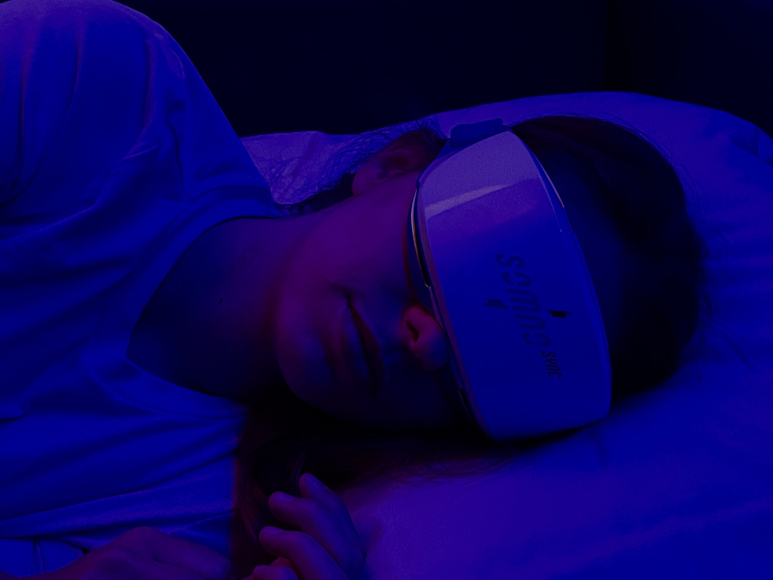 schlafende Person mit SOMNOSYNC Schlafmaske